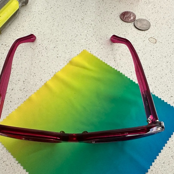 Quay Pink frame sunglasses.  Never worn - Picture 4 of 4